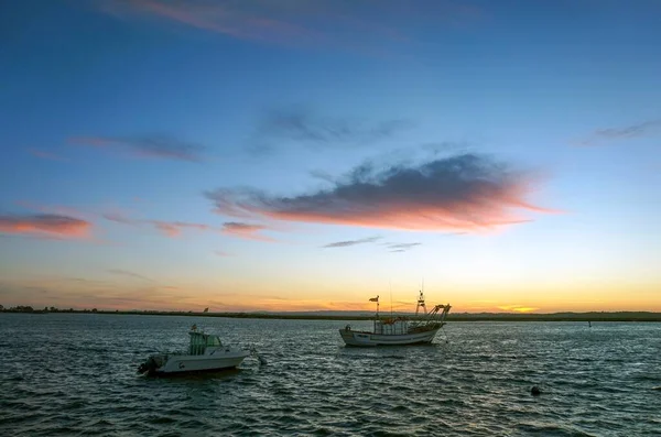 Mehrere Boote Meeresufer Bei Sonnenuntergang — Stockfoto