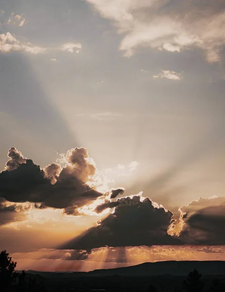 Vertikalt Solkast Som Skinte Gjennom Skyene Solnedgang – stockfoto