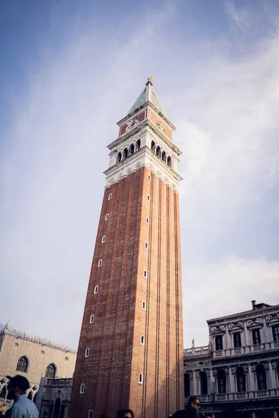 Een Verticale Lage Hoek Opname Van Piazza San Marco Venetië — Stockfoto