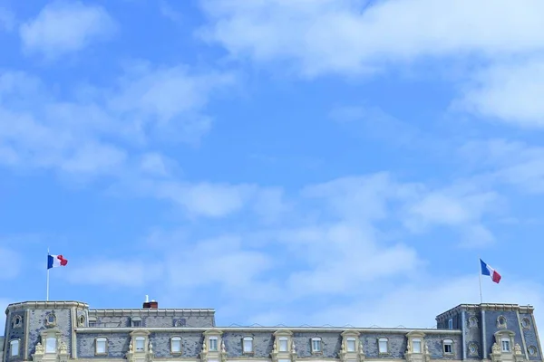Французские Флаги Крыше Здания Голубым Небом — стоковое фото
