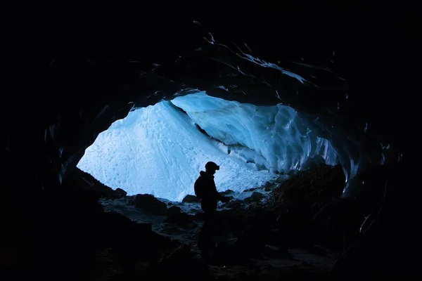 Maschio Solitario Che Cammina Montagna Una Gabbia Coperta Neve Durante — Foto Stock