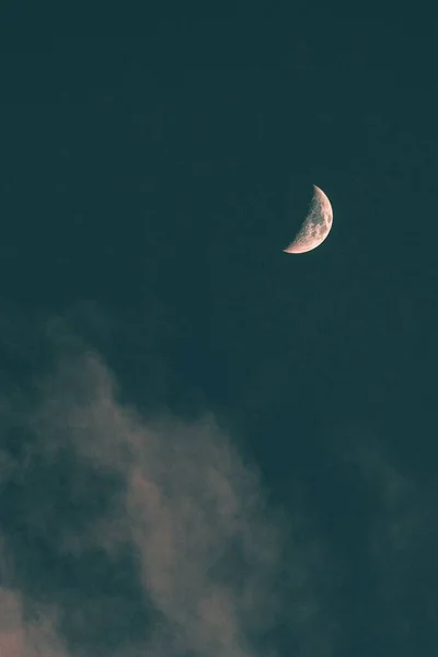 Ángulo Vertical Bajo Luna Por Encima Las Nubes Cielo Azul — Foto de Stock