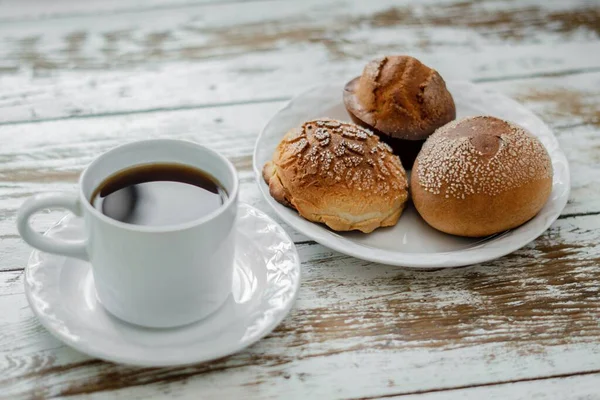 Uma Xícara Café Prato Com Biscoitos Circulares Mesa Madeira — Fotografia de Stock
