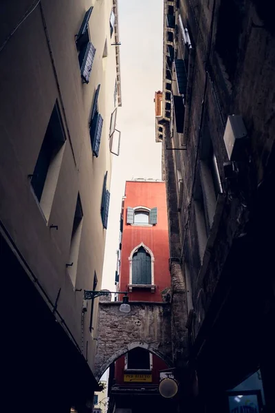 Colpo Basso Verticale Strada Stretta Tra Due Edifici Venezia Italia — Foto Stock