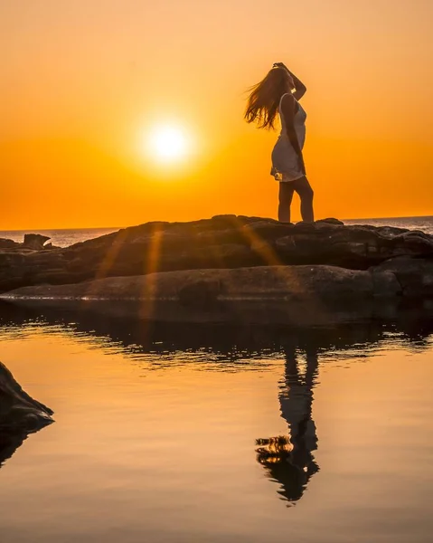 Plan Vertical Une Jeune Femelle Avec Les Cheveux Ondulés Debout — Photo