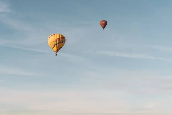 Zwei Fallschirme Fliegen Tagsüber Die Luft — Stockfoto