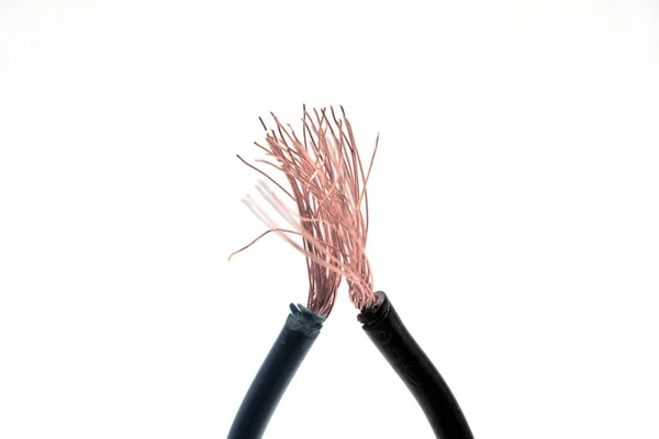 Een Close Opname Van Twee Open Kabels Onder Lichten Geïsoleerd — Stockfoto