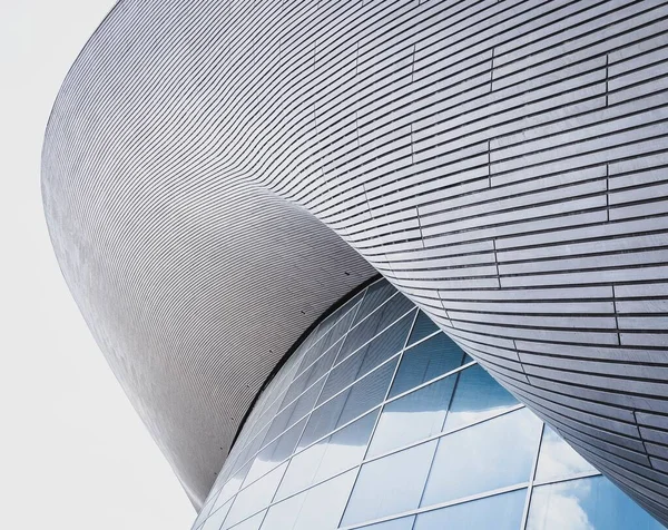 Een Lage Hoek Opname Van Een Glazen Gebouw Met Een — Stockfoto