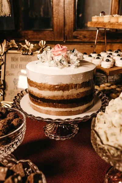 Gros Plan Délicieux Gâteau Avec Des Fleurs Dessus Sous Lumière — Photo