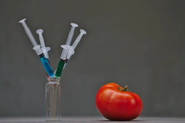Proces Wstrzykiwania Niektórych Substancji Świeżego Czerwonego Pomidora — Zdjęcie stockowe