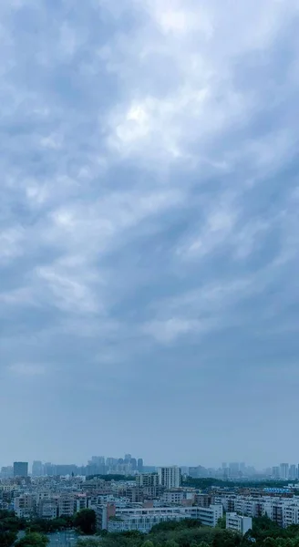 Egy Függőleges Légi Felvétel Egy Városról Egy Kék Égboltról Napkeltekor — Stock Fotó