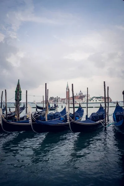 Immagine Verticale Gondole Blu Porto Giorno — Foto Stock