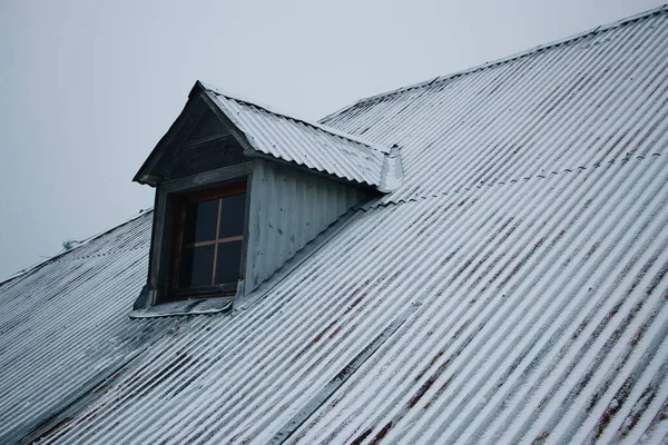 Střecha Budovy Pokrytá Sněhem Proti Zatažené Obloze — Stock fotografie