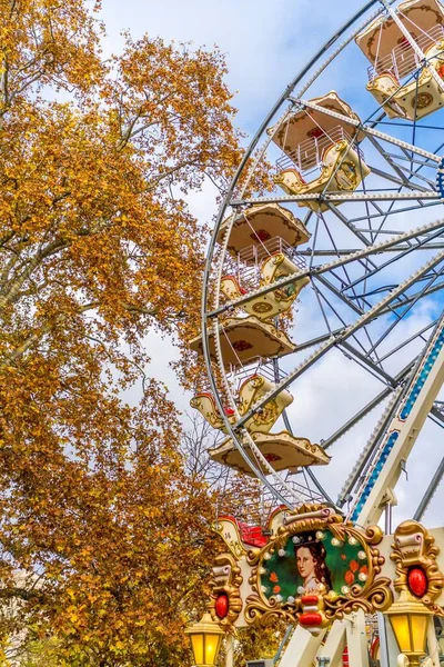 Una Foto Vertical Una Rueda Ferris Junto Árbol Con Hojas —  Fotos de Stock