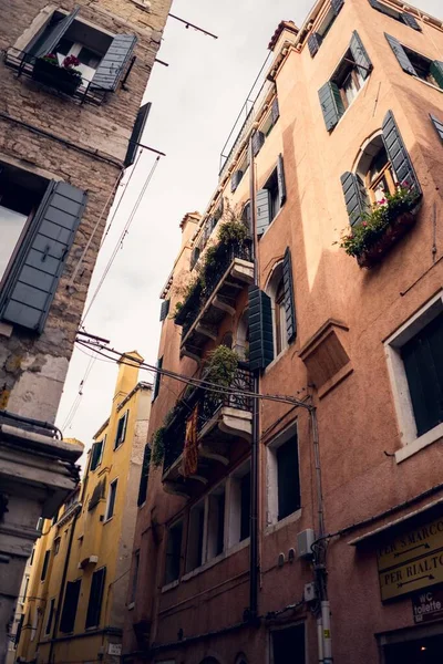 Een Lage Hoek Van Kleurrijke Italiaanse Gebouwen Met Een Uniek — Stockfoto