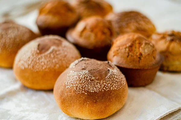 Close Pães Recém Assados Cupcakes Biscoitos Uma Superfície Madeira — Fotografia de Stock