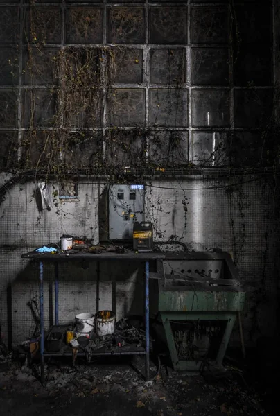 Tiro Vertical Interior Antiguo Edificio Abandonado Ruinas Una Antigua Fábrica —  Fotos de Stock