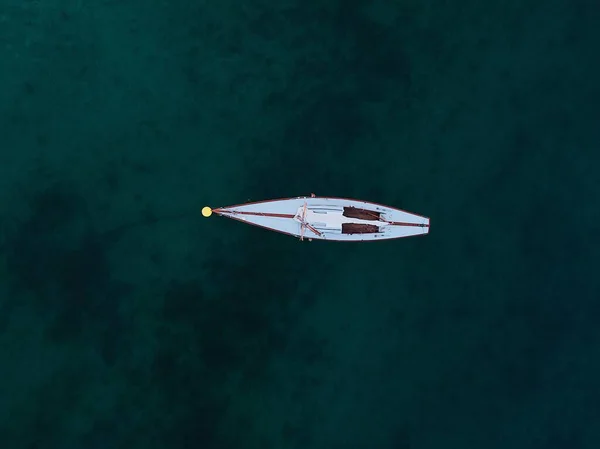 Het Bovenaanzicht Van Boot Het Heldere Water — Stockfoto