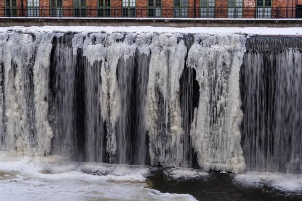 Der Gefrorene Wasserfluss Mit Einem Gebäude Hintergrund — Stockfoto