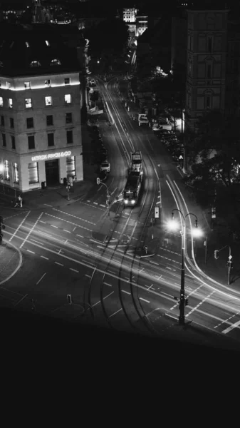 Uma Imagem Vertical Tons Cinza Trilhas Luz Carro Noite — Fotografia de Stock