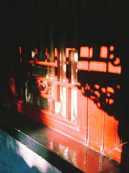 Вертикальний Крупним Планом Знімок Старого Вікна Освітленого Яскравим Сонцем Кидає — стокове фото