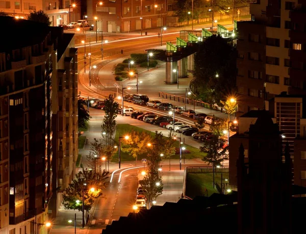 Vista Uma Rua Noite Com Iluminação Rua Trilhas Semáforo — Fotografia de Stock