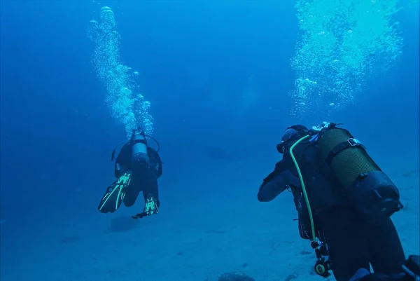 Dois Mergulhadores Explorando Belo Oceano — Fotografia de Stock