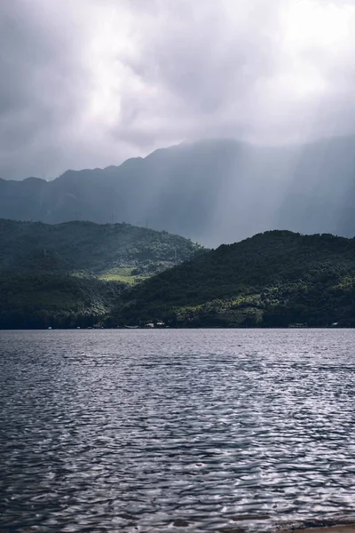 Plan Vertical Lac Couper Souffle Avec Des Collines Couvertes Arbres — Photo