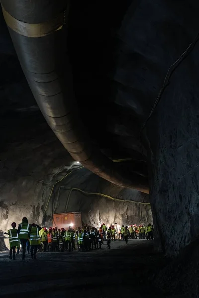 Ein Vertikales Bild Von Arbeitern Einem Tunnel — Stockfoto