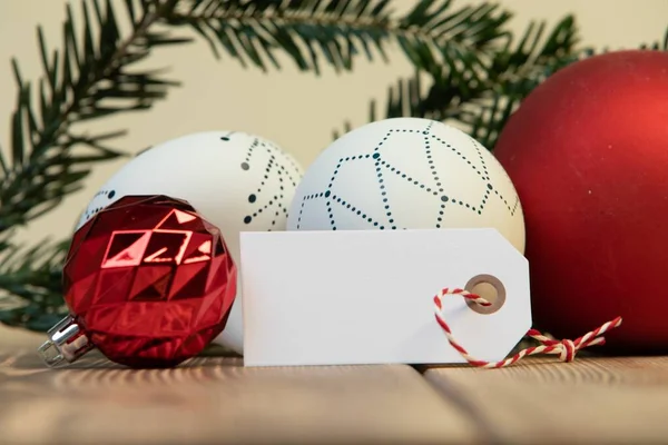 크리스마스볼 장식품의 클로즈업 배경에 나뭇가지와 테이블에 — 스톡 사진