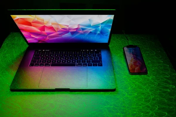 Programovací Místnost Led Osvětlení Jako Diskotéce Velmi Výkonný Notebook Pro — Stock fotografie