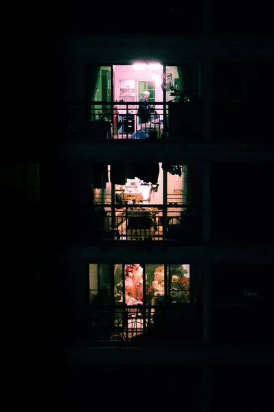 Uma Vista Noturna Edifício Apartamentos Com Luzes Piscando Janelas Pessoas — Fotografia de Stock