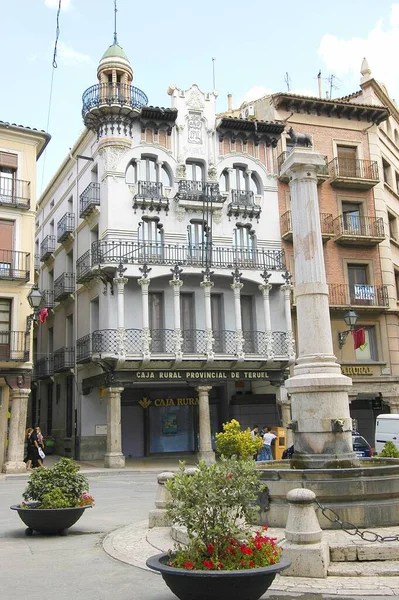 Teruel Ισπανια Σεπτεμβρίου 2004 Μνημείο Του Torico Και Εκσυγχρονιστικό Κτίριο — Φωτογραφία Αρχείου