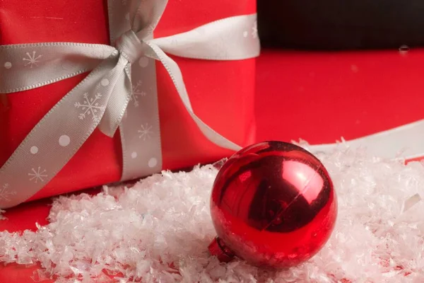 Eine Nahaufnahme Einer Roten Weihnachtsdekoration Hinter Einem Geschenk — Stockfoto