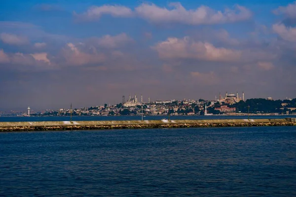 Bosphorus Lenyűgöző Látképe Épületekkel Háttérben Isztambulban Törökországban — Stock Fotó