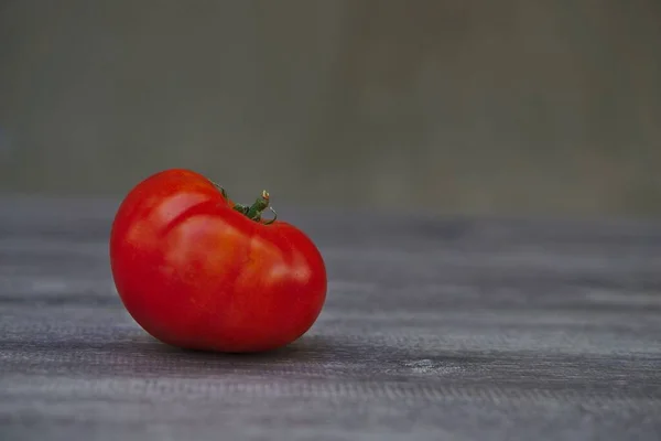 Primer Plano Tomate Sobre Una Superficie Madera Con Fondo Borroso —  Fotos de Stock