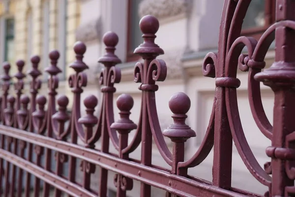 Eine Nahaufnahme Der Schönen Metallzäune Vor Einem Steingebäude — Stockfoto