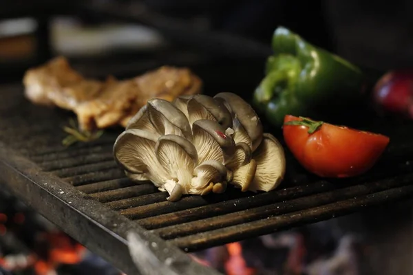 一个带有蘑菇 土豆和青椒的烤面包的特写 — 图库照片
