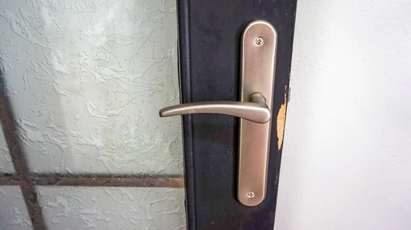 窓と金属製のハンドルを持つ古い木製のドア — ストック写真