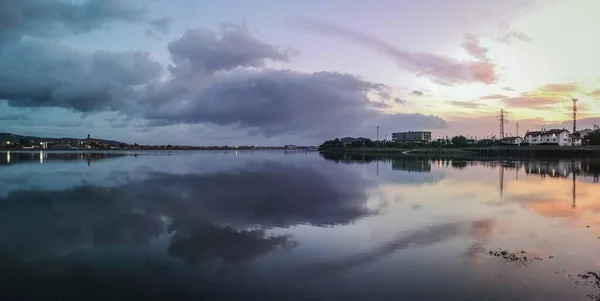 Tiro Panaromático Nascer Sol Sobre Uma Capa Com Reflexo Sobre — Fotografia de Stock