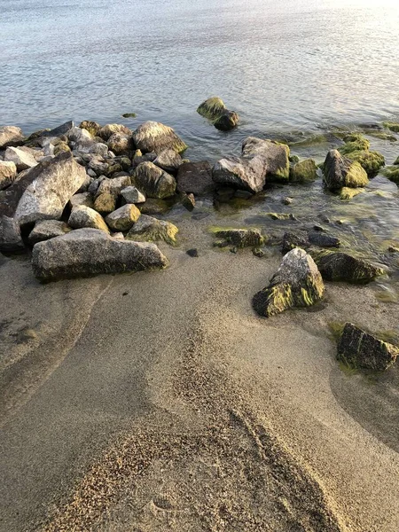 Disparo Vertical Varias Rocas Sobre Arena Frente Agua — Foto de Stock