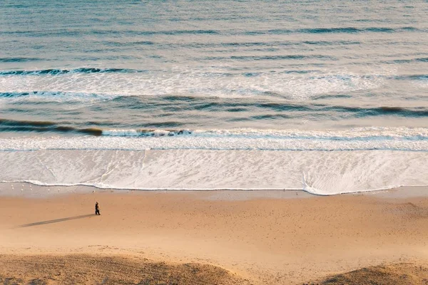 Colpo Alto Angolo Bellissimo Oceano Ondulato Contro Una Sabbia Marrone — Foto Stock