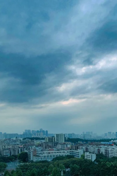 Disparo Vertical Aéreo Una Ciudadela Bajo Cielo Nublado Azul — Foto de Stock