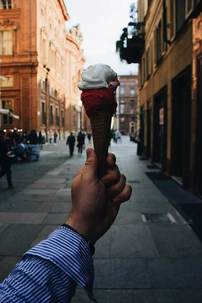 Tiro Vertical Macho Segurando Sorvete Vermelho Branco Enquanto Caminhava Rua — Fotografia de Stock