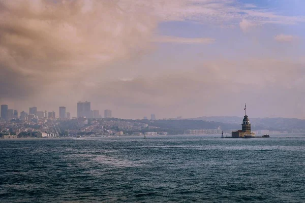 Vista Fascinante Torre Maiden Com Edifícios Fundo Istambul Turquia — Fotografia de Stock