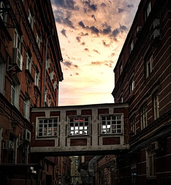 日没時の古い建物の低角度垂直ショット — ストック写真