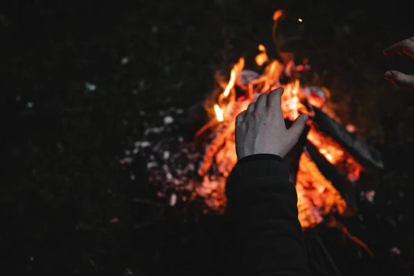 Disparo Clausura Una Persona Calentando Las Manos Campamento Por Noche — Foto de Stock