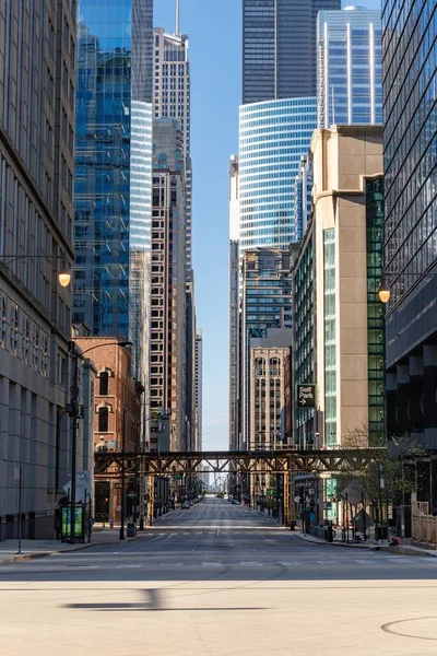 アメリカのシカゴで晴れた日に撮影された通りの高層ビルの垂直ショット — ストック写真