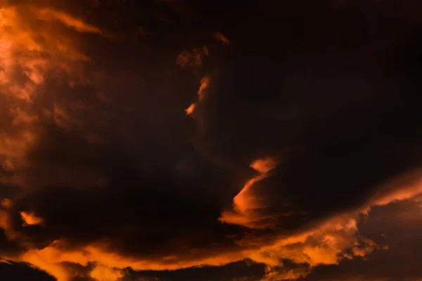 Низкоугольный Снимок Завораживающих Оранжевых Облаков Над Небом Запечатленных Закате — стоковое фото
