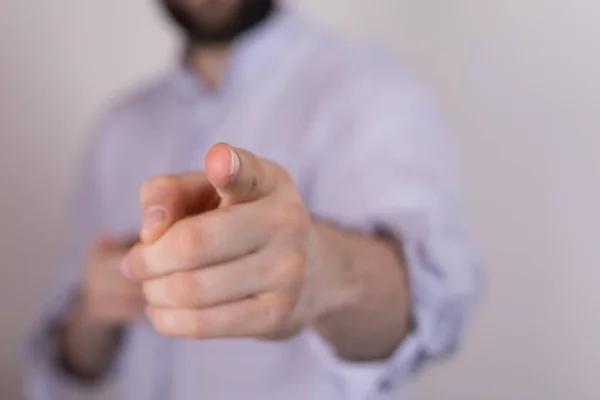 Närbild Person Som Pekar Finger Lamporna Suddig Bakgrund — Stockfoto